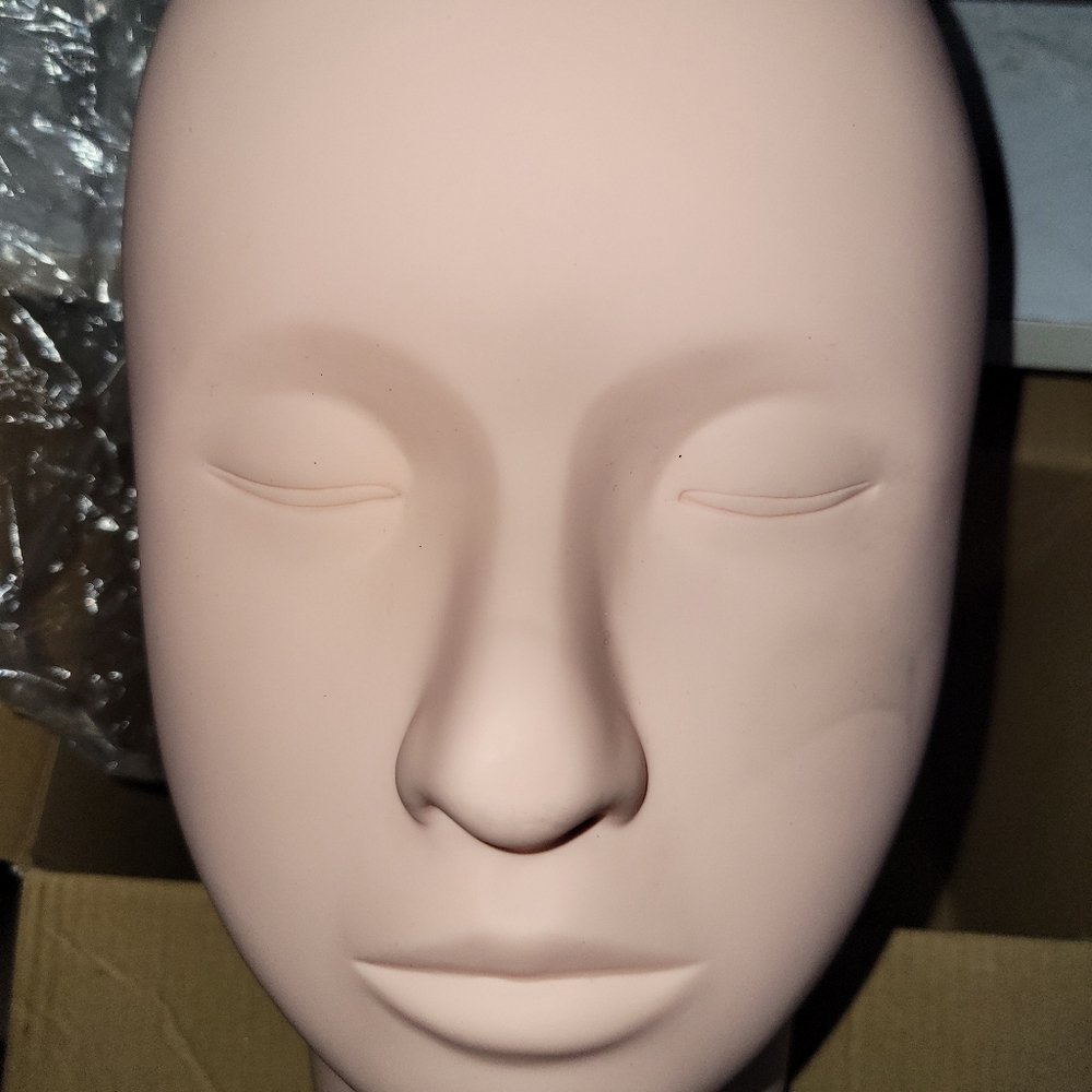 Do you want to practice applying makeup? Makeup training head for sell!